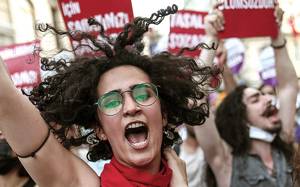 διαδηλώσεις-για-τη-βία-κατά-των-γυναικ-561419725