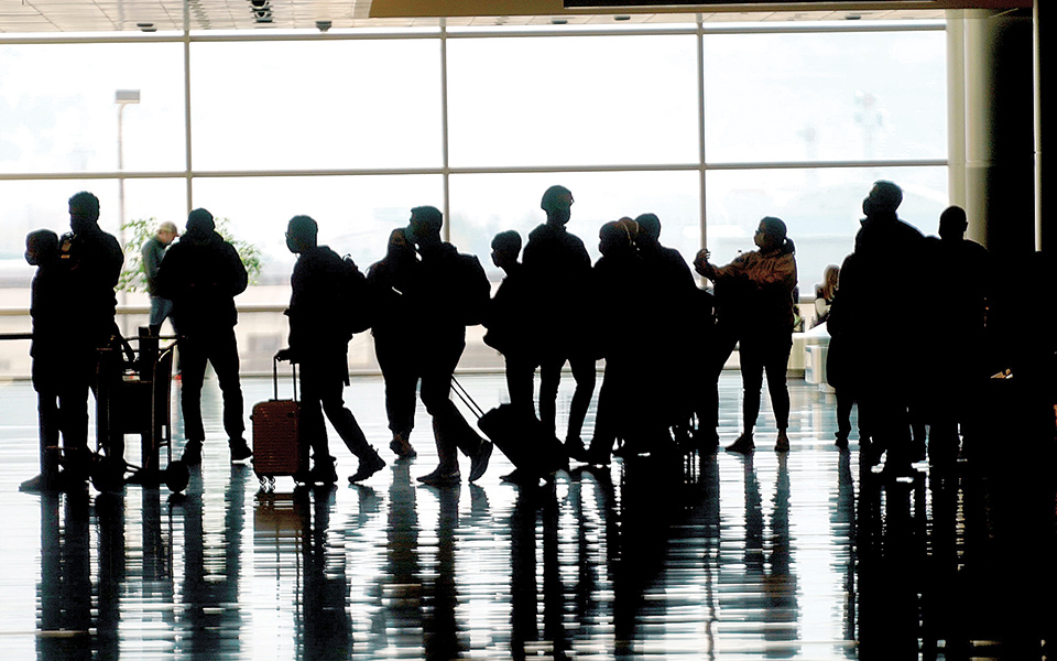 τσεκ-ιν-με-διαβατήριο-covid-561419515