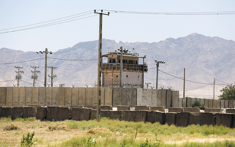 επικίνδυνη-έξοδος-από-το-αφγανιστάν-561421084
