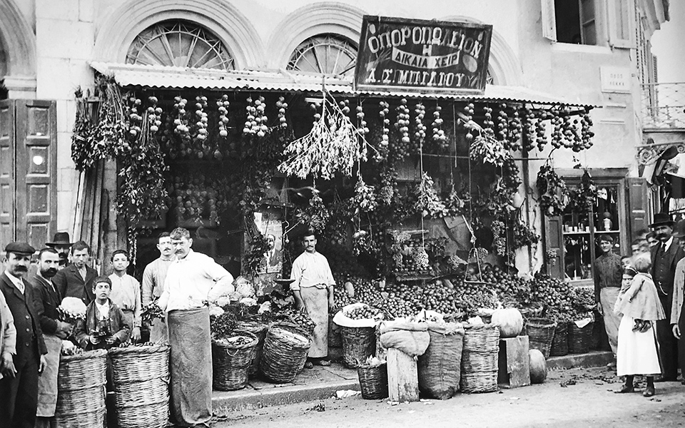 η-αθήνα-αναδύεται-τροπαιοφόρος-561429112
