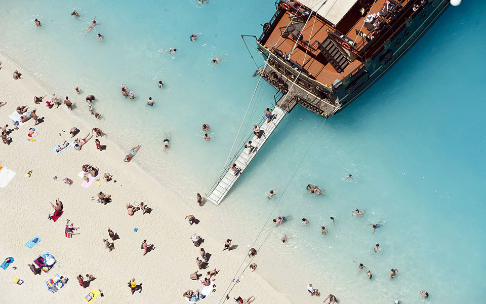 τουρισμός-σε-τεντωμένο-σχοινί-λόγω-τη-561424609