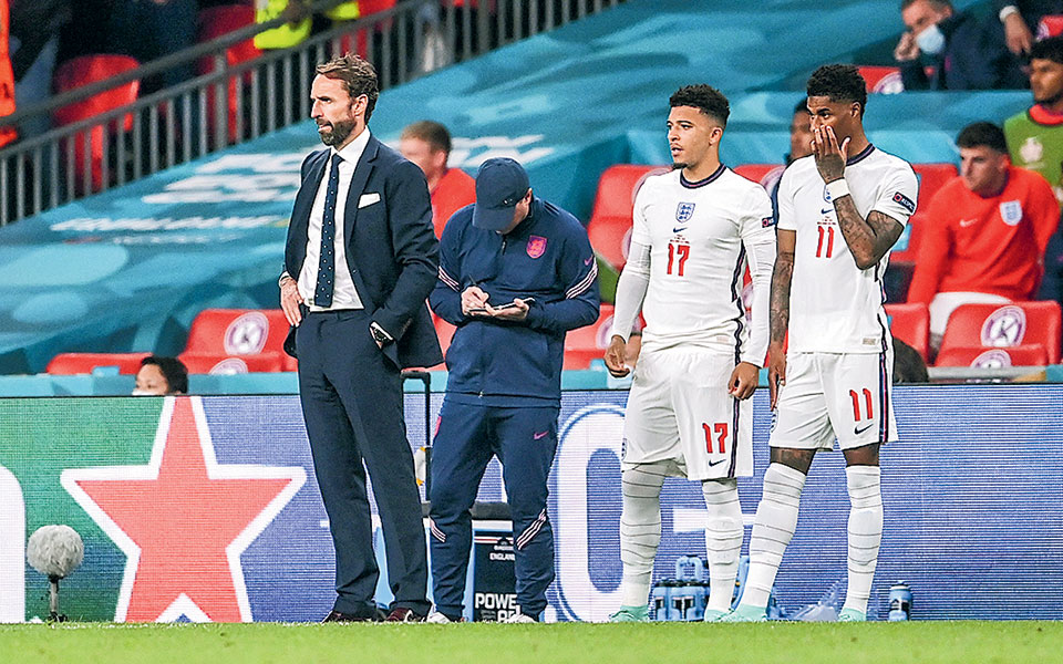 ρατσιστικά-σχόλια-κατά-τριών-άγγλων-γ-561431200