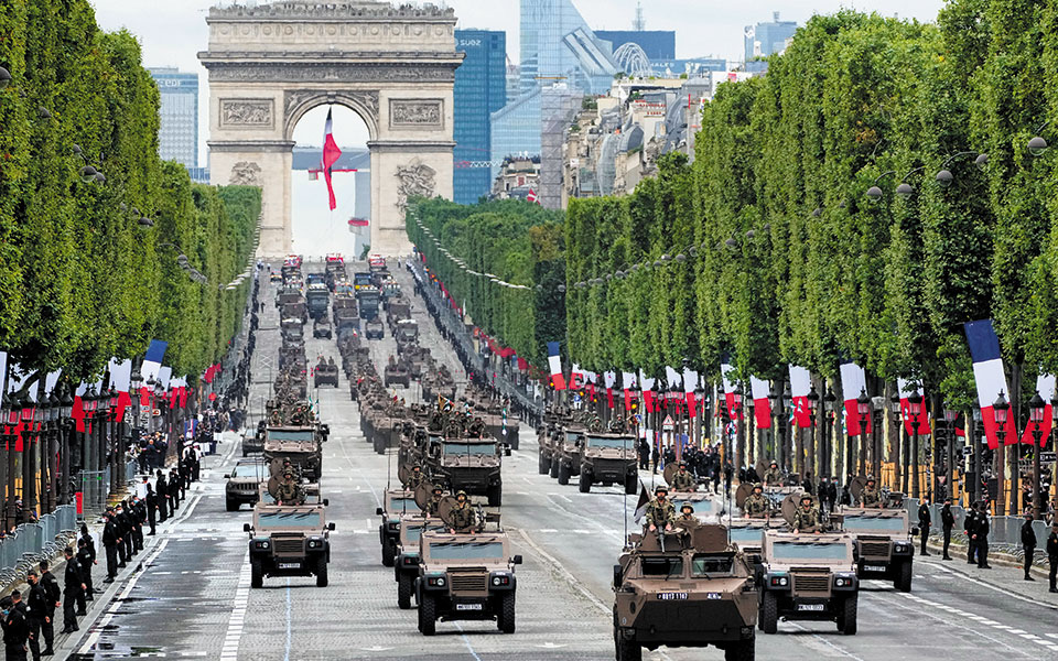 ημέρα-της-βαστίλλης-γιορτή-με-περιορι-561433825