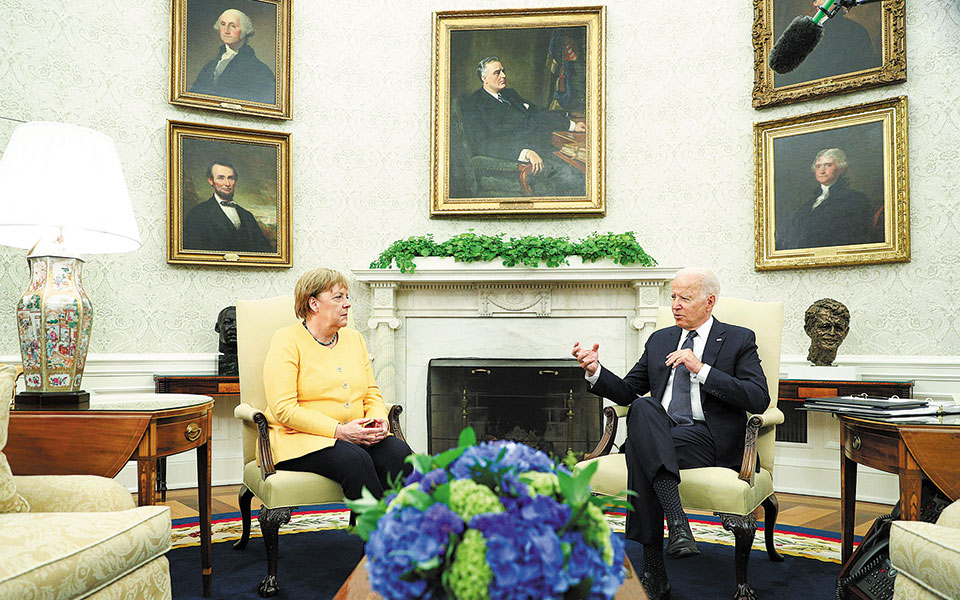 φιλικός-αποχαιρετισμός-μπάιντεν-σε-μ-561435151