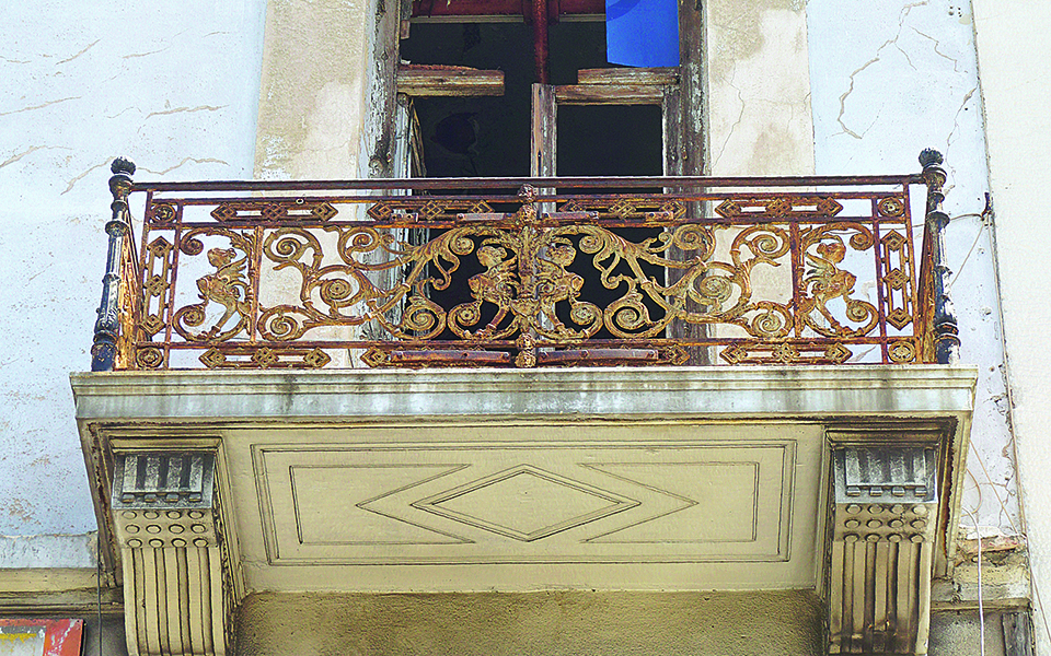 οι-σφυρήλατες-νεοκλασικές-σφίγγες-στ-561443866