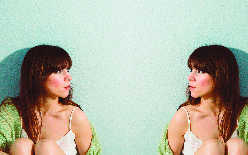 οι-άνθρωποι-είναι-προϊόντα-βιοεκτυπω-561444019