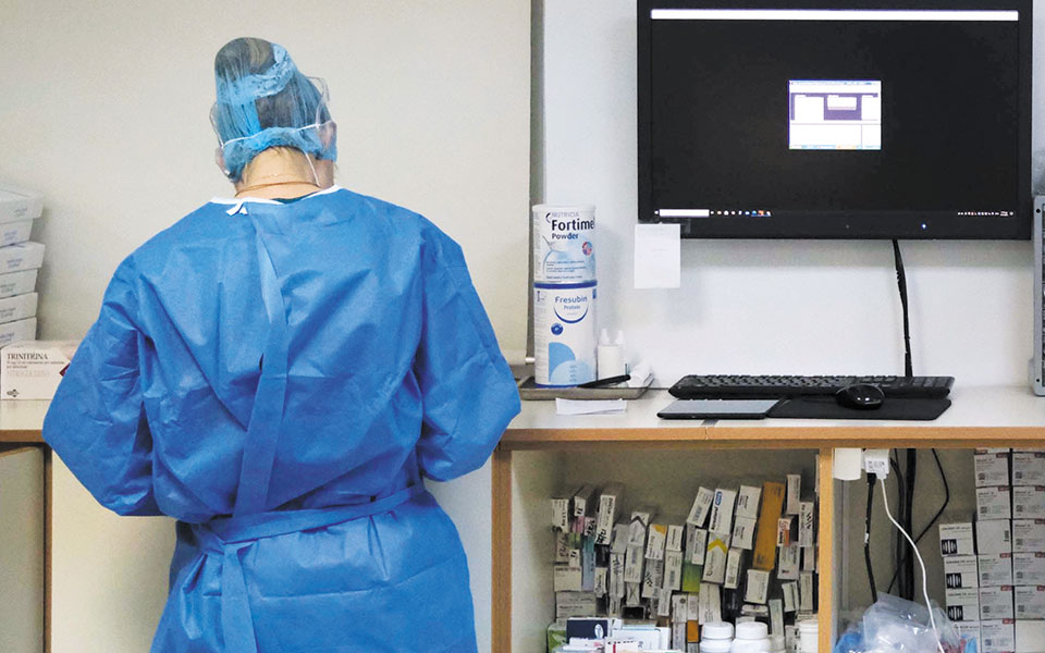 Εργαζόμενοι στον δημόσιο και ιδιωτικό τομέα: Στη δουλειά με πιστοποιητικό εμβολιασμού-1