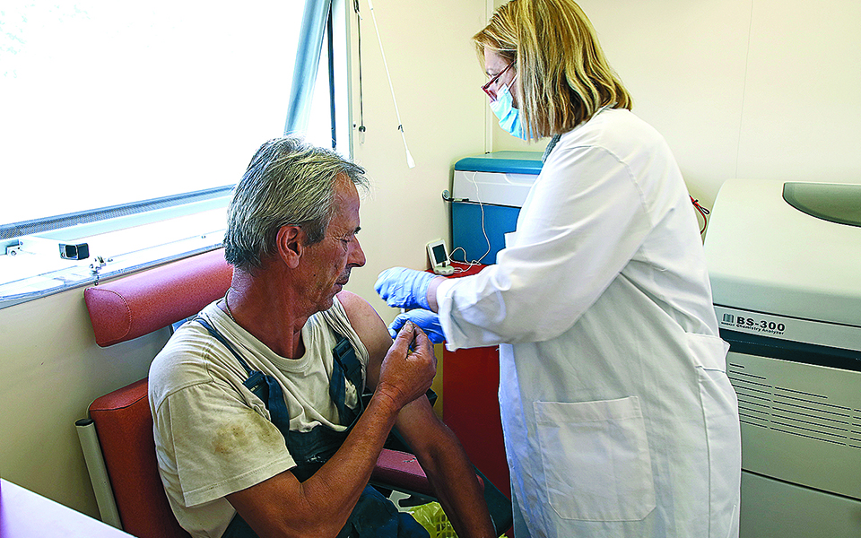 Εμβολιασμός: Ακολουθώντας την «Επιχείρηση Ελευθερία» στο χωριό-1