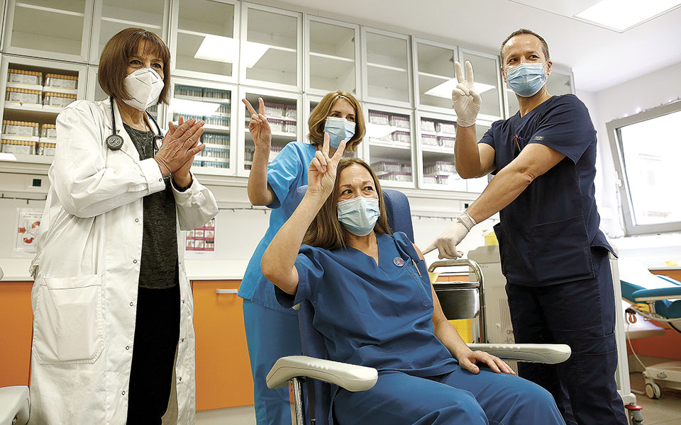 η-χαλάρωση-λόγω-των-εμβολίων-πλήττει-τ-561443221