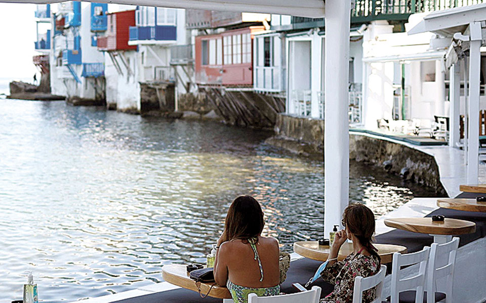 βελτιωμένη-η-εικόνα-στη-μύκονο-προς-άρ-561442975