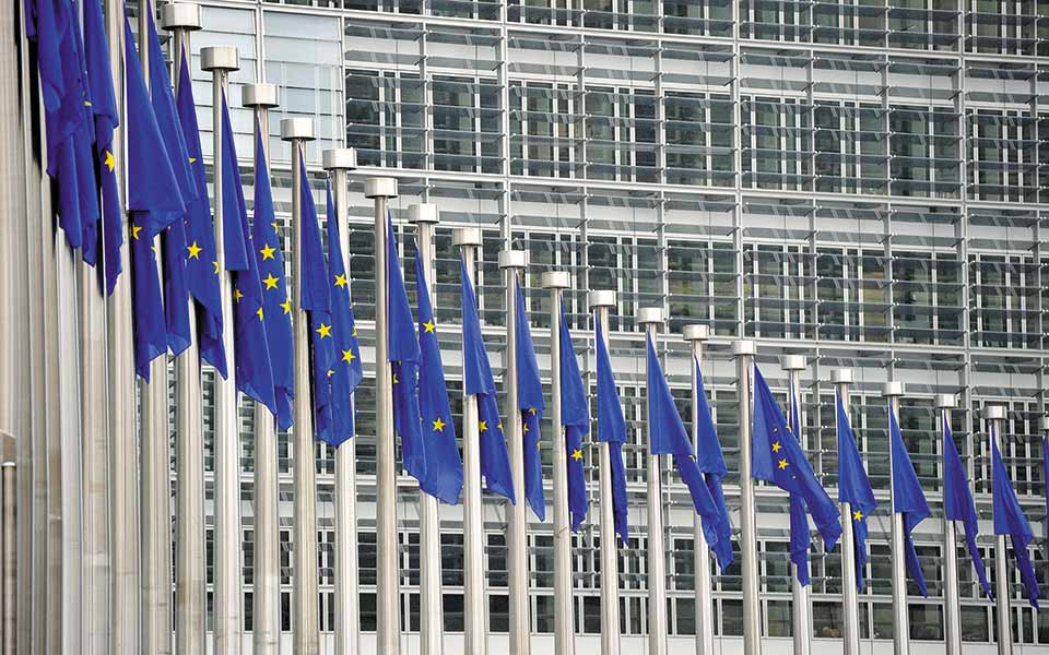 μόνη-λύση-για-το-βουνό-χρέους-οι-επεν-561447649