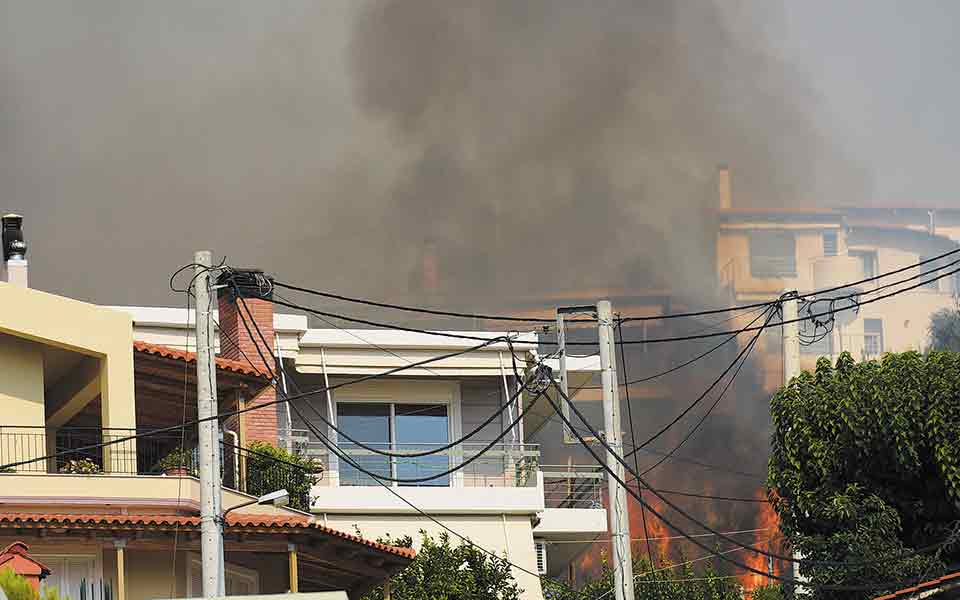 σε-πύρινο-κλοιό-η-πάτρα-ζημιές-σε-σπίτι-561449656