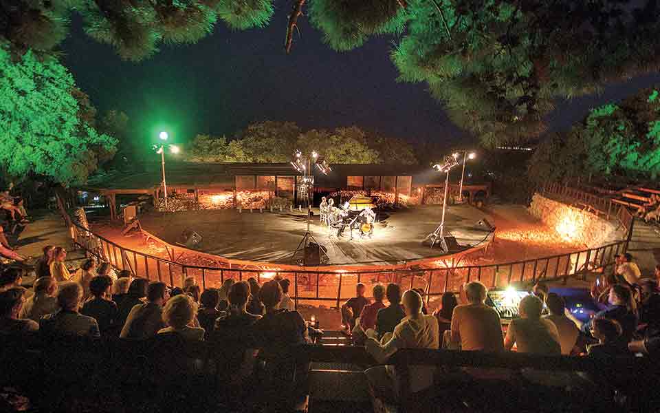 η-σάμος-ακούει-κλασική-μουσική-561451090