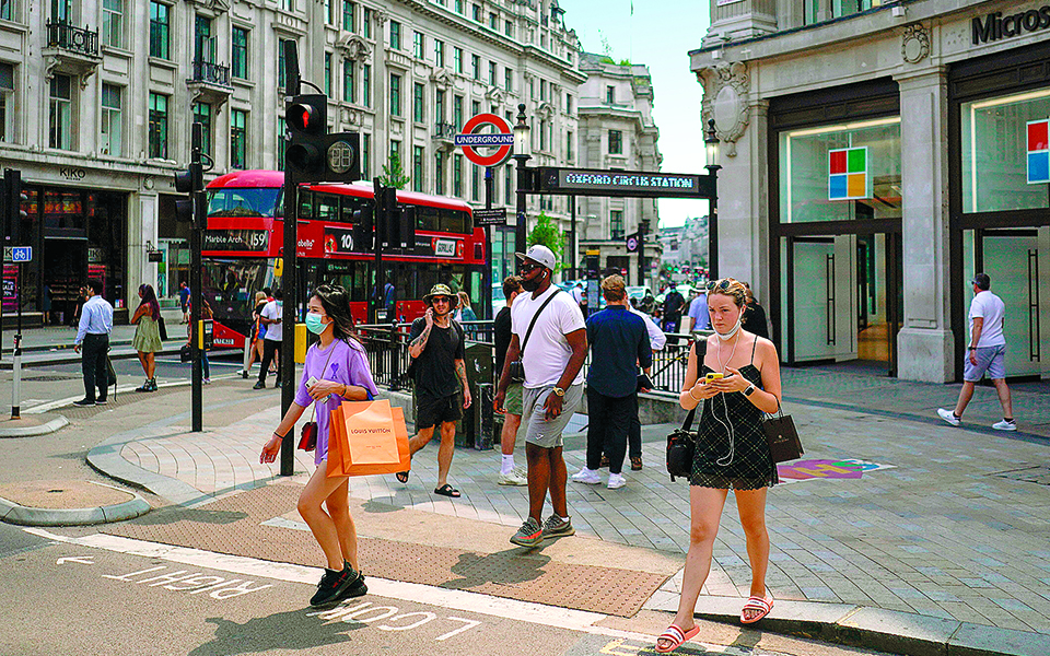η-μεγάλη-βρετανία-ανοίγει-από-τη-δευτέ-561452527