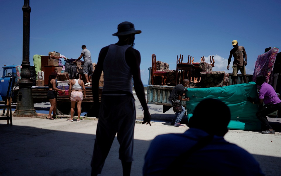 Τροπική καταιγίδα: Η Έλσα σκότωσε τρεις ανθρώπους, ανεβαίνει στη Φλόριντα (εικόνες)-2