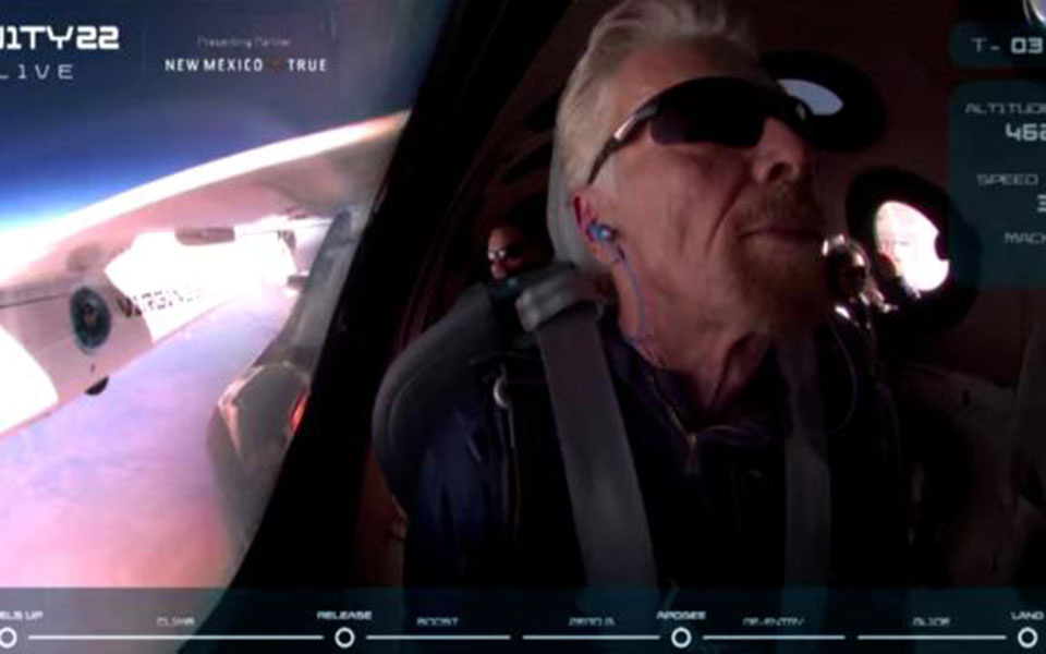 Ο Ρίτσαρντ Μπράνσον έφθασε στο διάστημα με σκάφος της Virgin Galactic-1