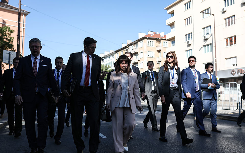 ελλάδα-και-πρωτοβουλία-των-τριών-θαλα-561428338