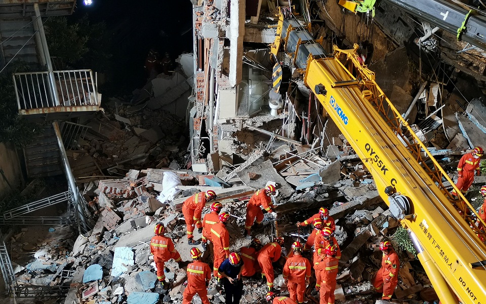 κίνα-μερική-κατάρρευση-ξενοδοχείου-κ-561432688