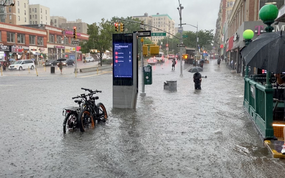 νέα-υόρκη-νεροποντή-δημιουργεί-κατα-561427546