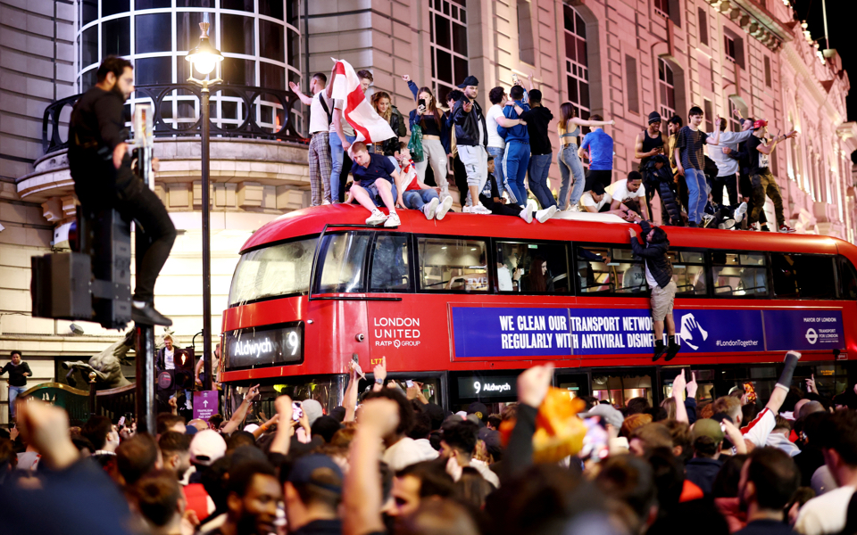 euro-2021-οι-άγγλοι-ζητούν-αργία-τη-δευτέρα-αν-561427345