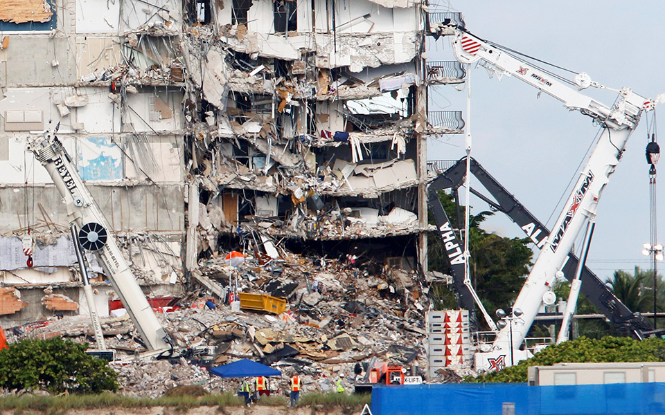 Κατάρρευση κτιρίου στη Φλόριντα: Ξεκίνησαν και πάλι οι έρευνες για τον εντοπισμό τυχόν επιζώντων-2