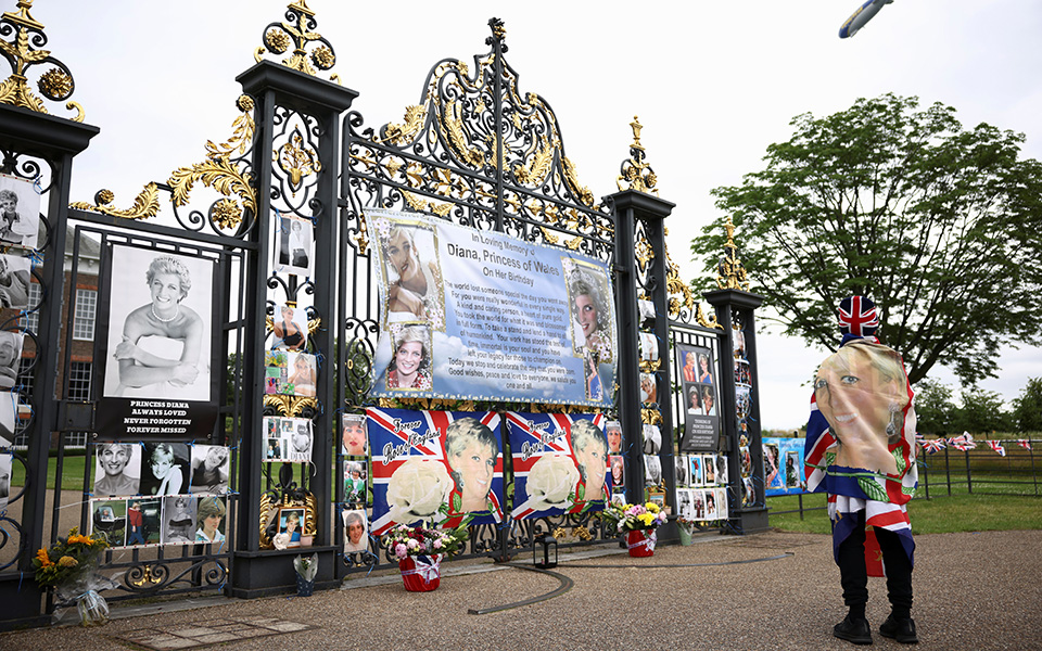 Λουλούδια και αφίσες για τα 60α γενέθλια της Νταϊάνα στην πύλη του Κένσιγκτον (εικόνες)-1
