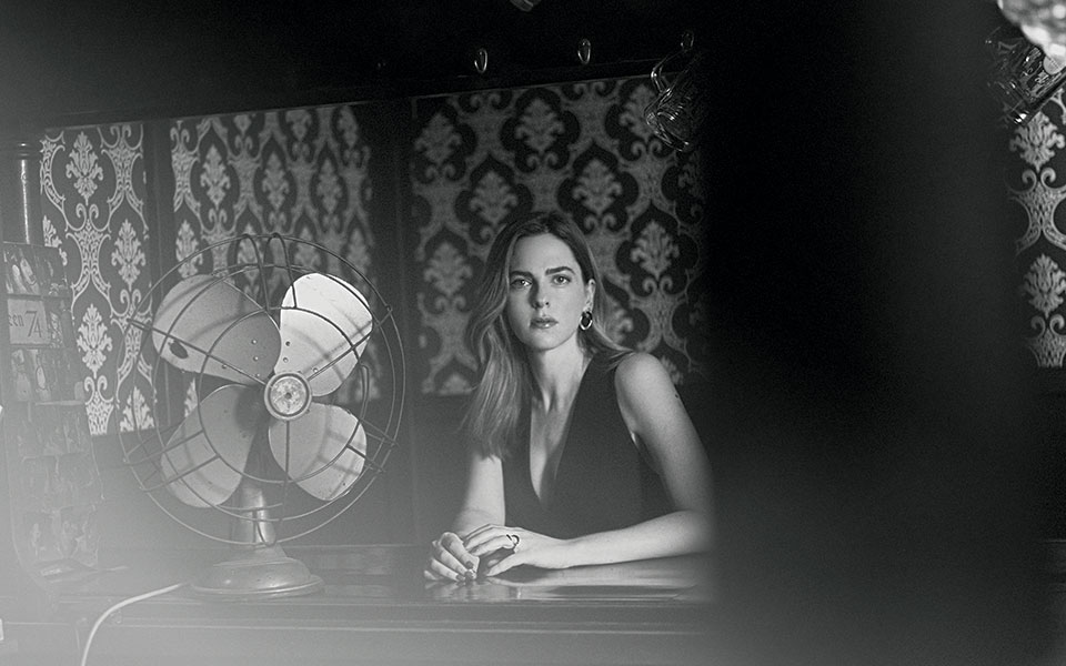 η-ρένα-μόρφη-έξω-από-το-μουσικό-κουτί-561422413