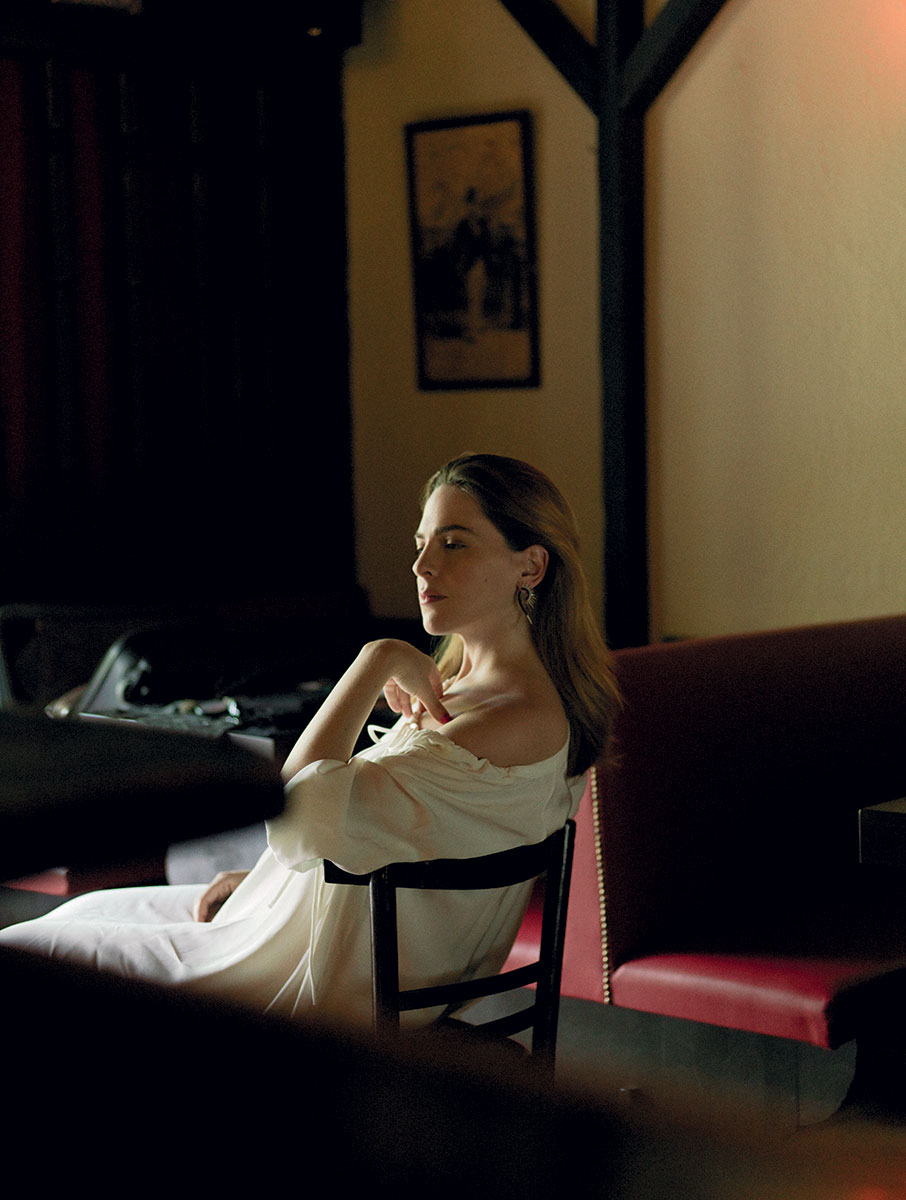 Η Ρένα Μόρφη έξω από το μουσικό κουτί-1