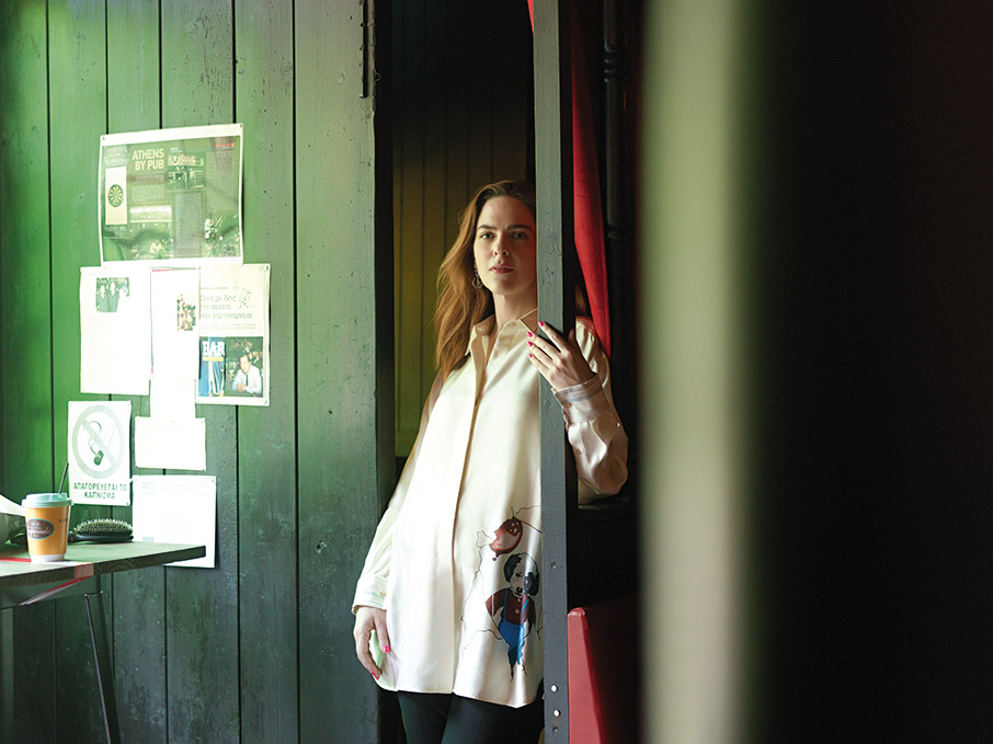 Η Ρένα Μόρφη έξω από το μουσικό κουτί-2