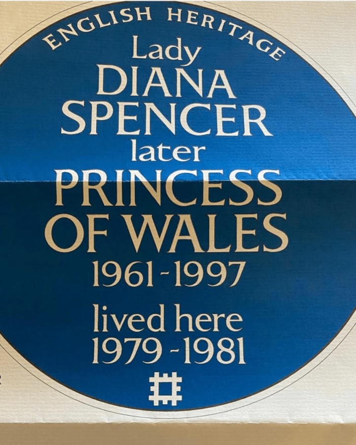 Λουλούδια και αφίσες για τα 60α γενέθλια της Νταϊάνα στην πύλη του Κένσιγκτον (εικόνες)-4