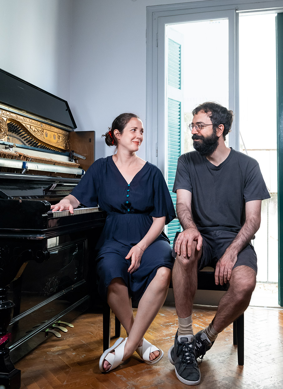 The Boy  & Δεσποινίς Τρίχρωμη: Όνειρα στον ακάλυπτο της Αθήνας-1