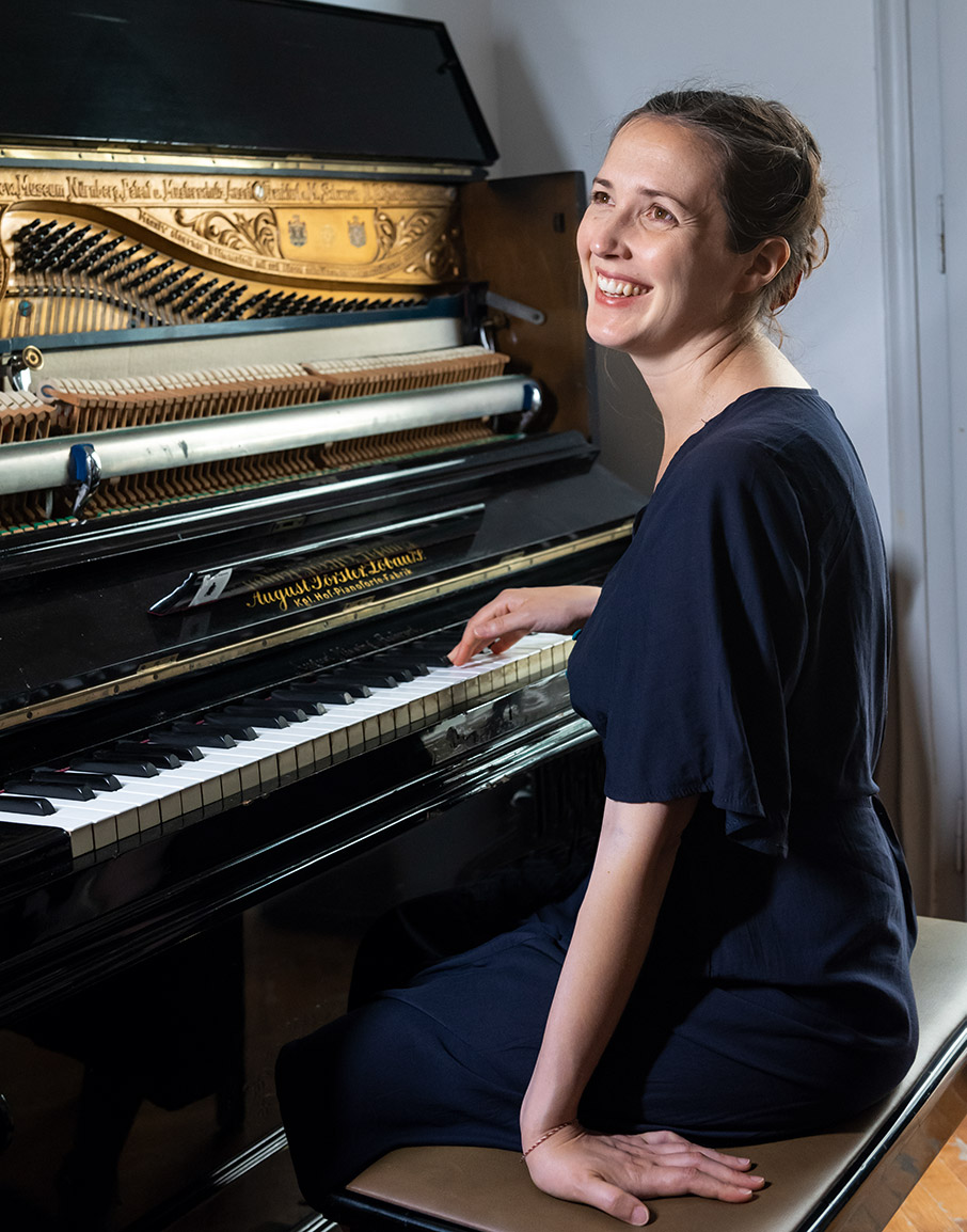 The Boy  & Δεσποινίς Τρίχρωμη: Όνειρα στον ακάλυπτο της Αθήνας-2