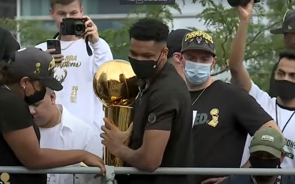 ο-γύρος-του-θριάμβου-για-τους-μπακς-και-561442822