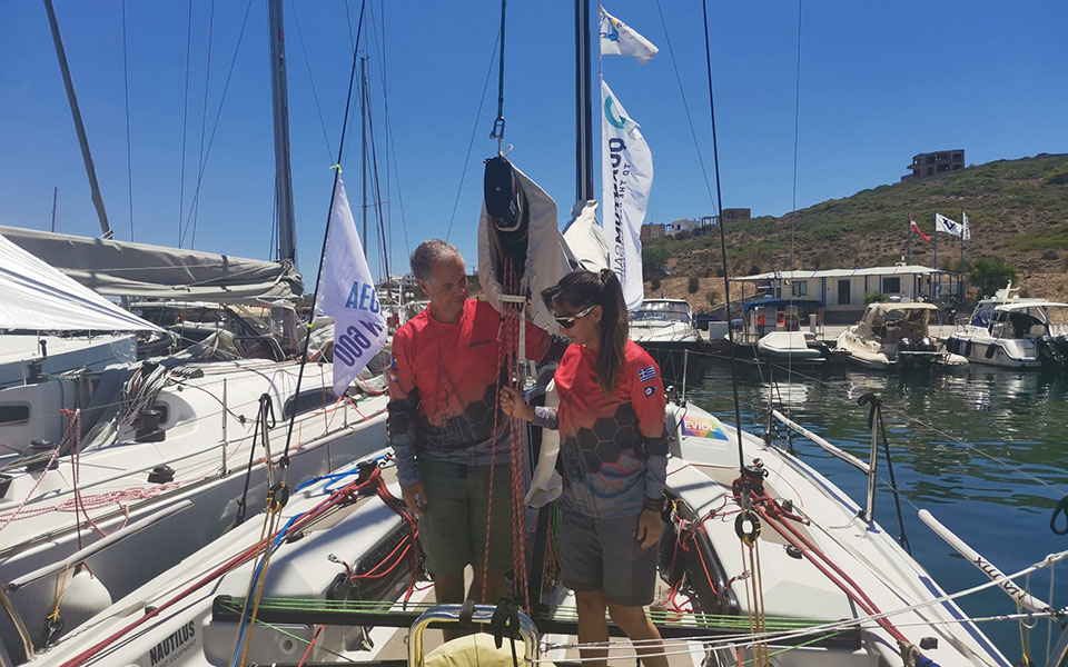 aegean-600-ένα-ζευγάρι-στα-κύματα-του-αιγαίου-561422104