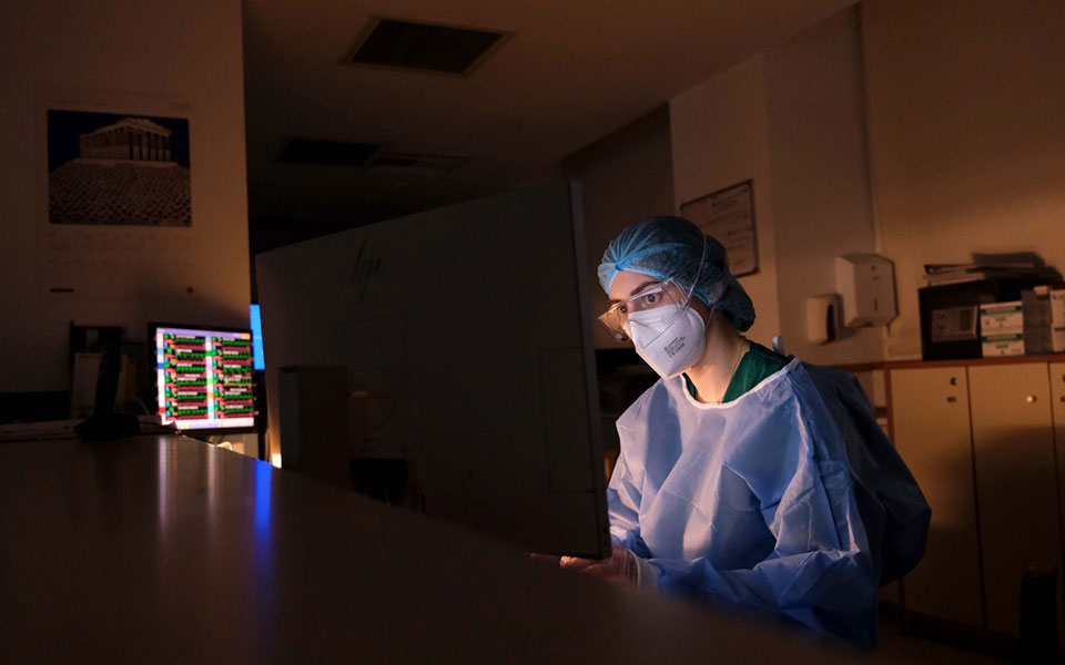 ανεμβολίαστοι-και-νέοι-εντείνουν-την-561445660