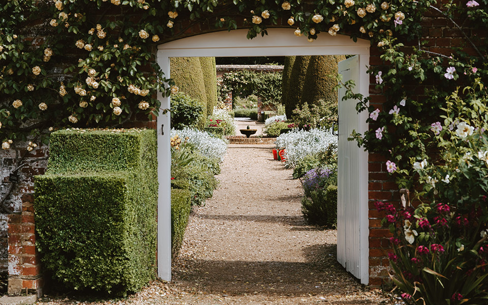 πρωτότυπες-ιδέες-για-διακόσμηση-κήπο-561433168