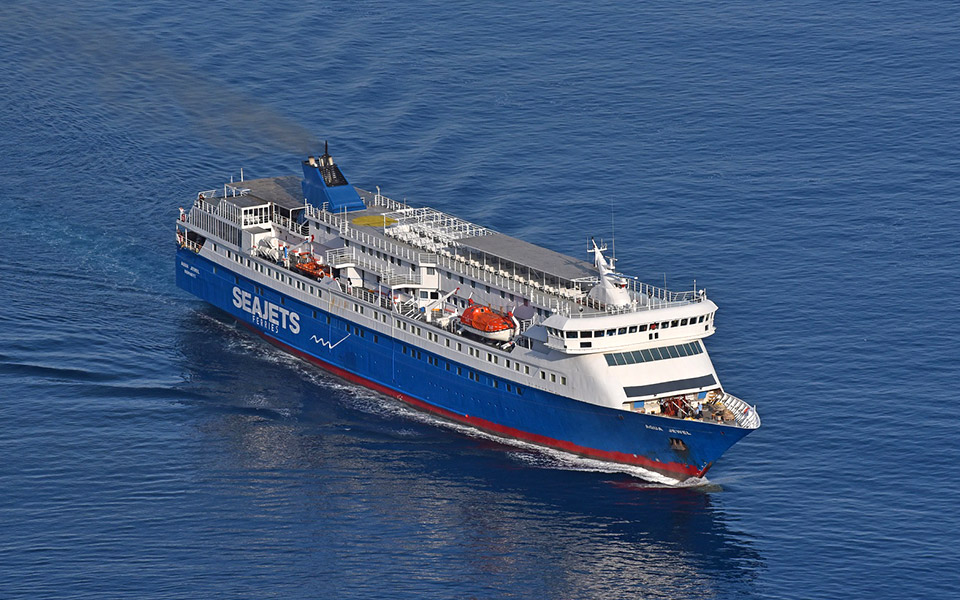 η-seajets-με-το-aqua-jewel-μετέφερε-ισχυρή-πυροσβεστι-561439729