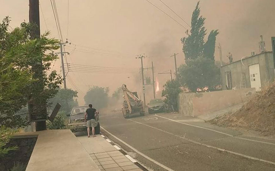 μεγάλη-πυρκαγιά-στην-κύπρο-δύο-αεροσκ-561421888
