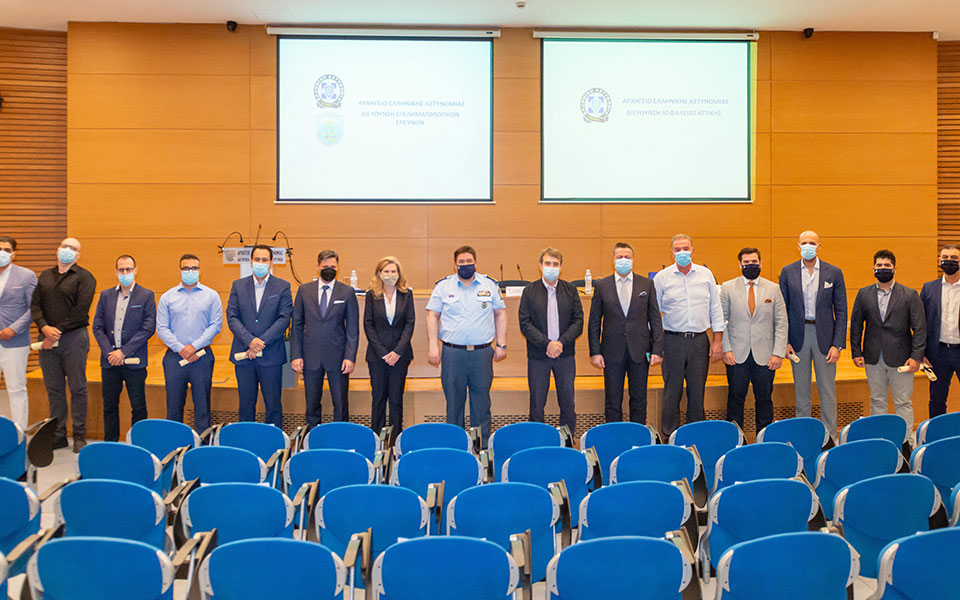 γλυκά-νερά-βραβεύτηκαν-οι-αστυνομικο-561431095