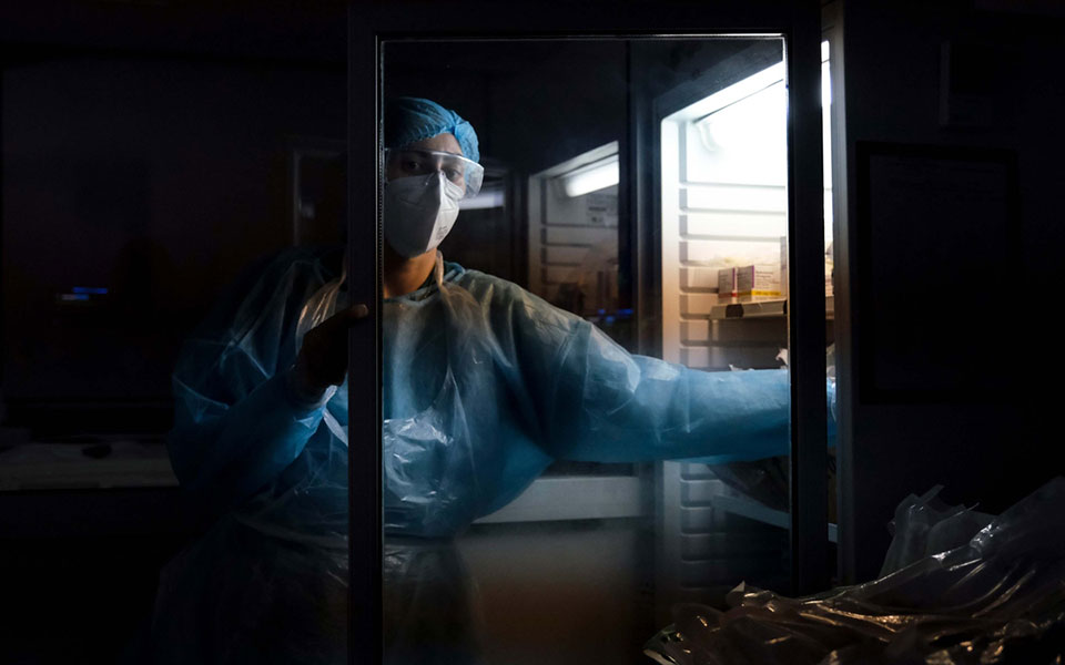 Κορωνοϊός: 2.972 νέα κρούσματα, 3 θάνατοι, 125 διασωληνωμένοι-1