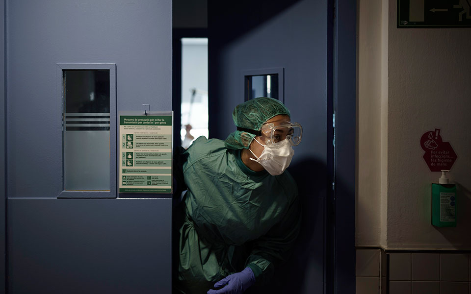 Κορωνοϊός: 3.565 νέα κρούσματα, 9 θάνατοι, 121 διασωληνωμένοι-1