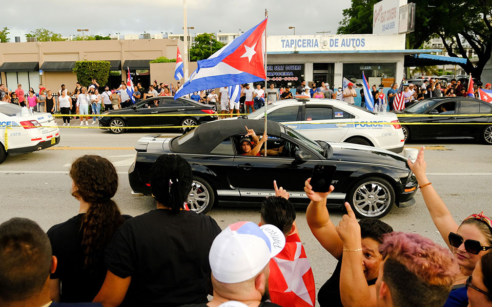 χιλιάδες-κουβανοί-κατέβηκαν-στους-δρ-561431641