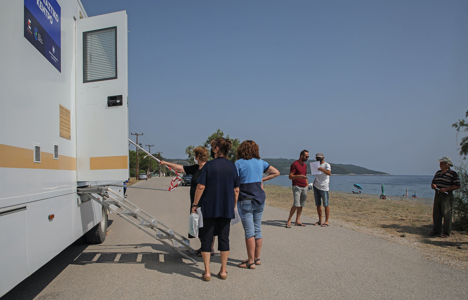 κορωνοϊός-εμβόλια-στο-κύμα-561446551