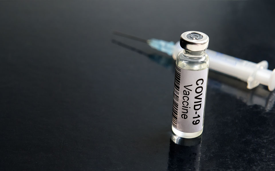 εμβολιασμός-στο-μικροσκόπιο-της-κυ-561424426