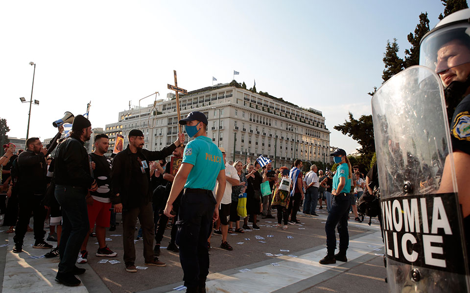 Πλατεία Συντάγματος: Επεισόδια στην συγκέντρωση των αντιεμβολιαστών-11