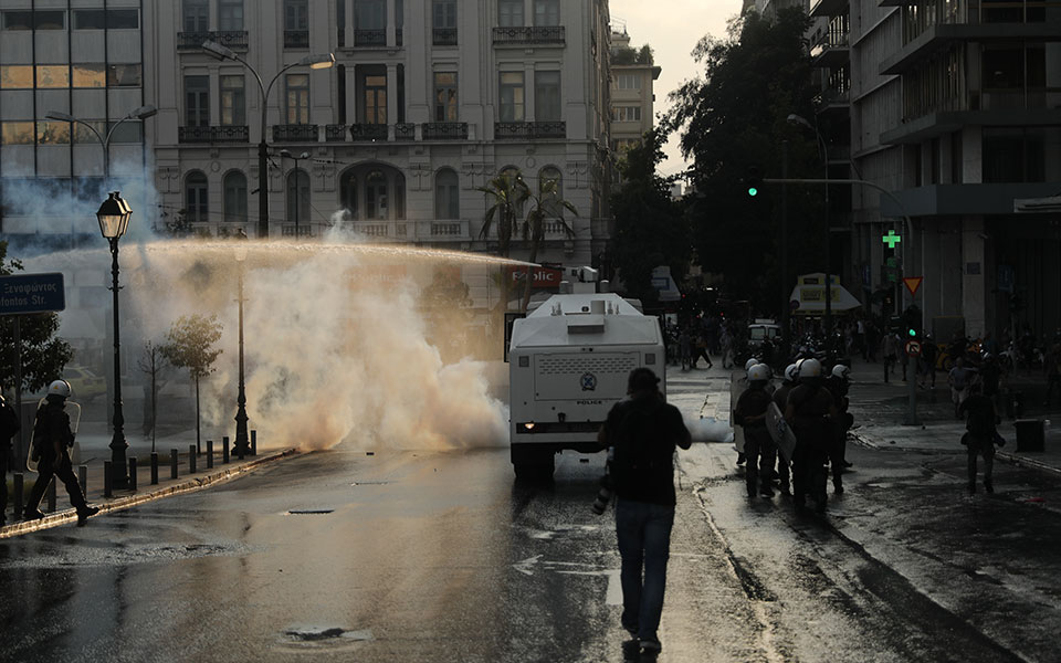 επεισόδια-στο-σύνταγμα-οκτώ-προσαγωγ-561441658