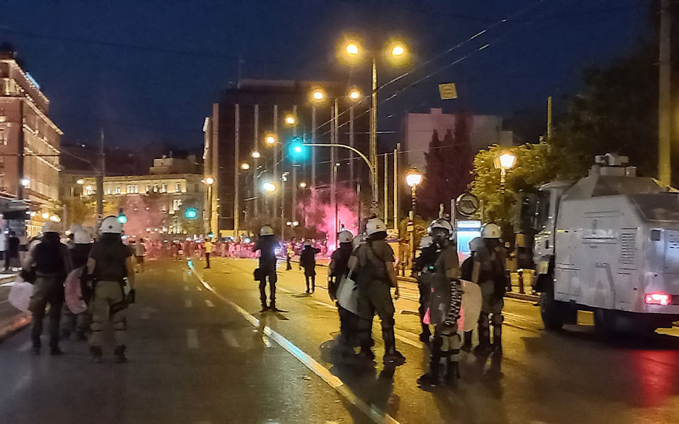 πλατεία-συντάγματος-επεισόδια-στην-σ-561446569