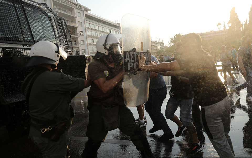 Πλατεία Συντάγματος: Επεισόδια στην συγκέντρωση των αντιεμβολιαστών-7