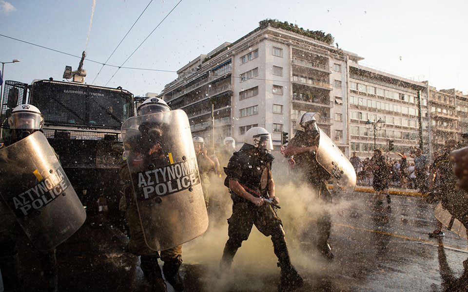 Πλατεία Συντάγματος: Επεισόδια στην συγκέντρωση των αντιεμβολιαστών-6