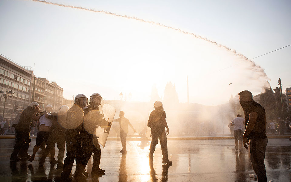 Πλατεία Συντάγματος: Επεισόδια στην συγκέντρωση των αντιεμβολιαστών-3